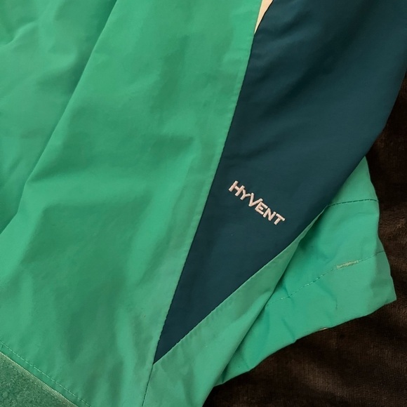 The NorthFace Women's Ski HyVent Jacket. - Picture 3 of 14